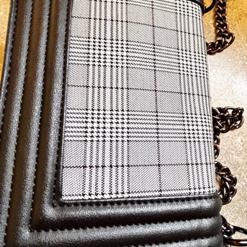 Women's shoulder bag like new, black and white plaid with chain
