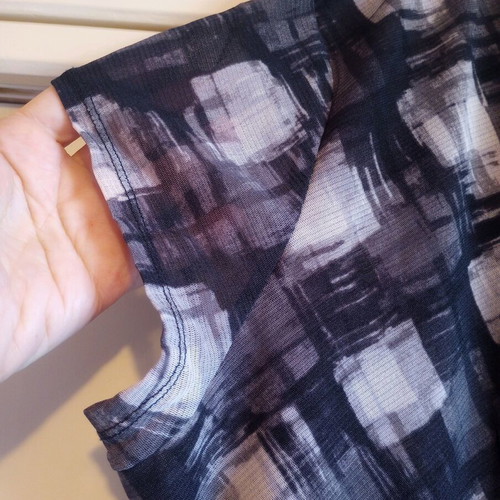 Women's blouse like new with unique design, size XL, black and white