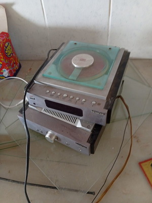 CD плейър употребяван, нуждае се от смяна на захранващ контакт