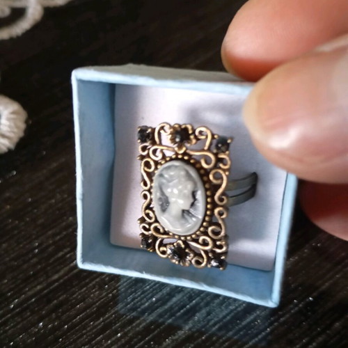 Collectible adjustable ring like new