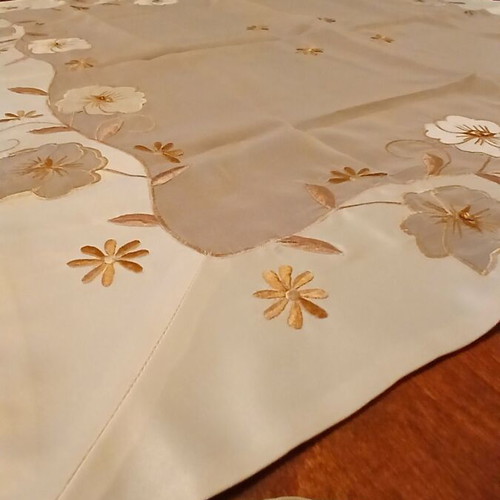 Table linens set like new, 7 pieces with embossed designs