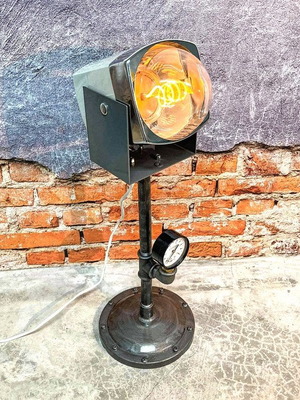 Φωτιστικό γραφείου βιομηχανικού στυλ από σιδερένιους σωλήνες ύδρευσης