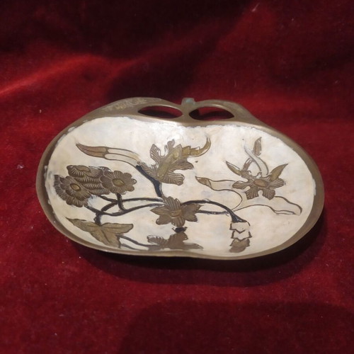 Brass decorative apple-shaped plate used