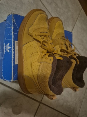Nike mustard shoes like new, athletic size 39