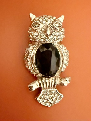 Vintage owl brooch with black stone and rhinestones like new