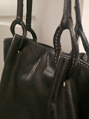 Τσάντα ώμου επώνυμη μεταχειρισμένη, δέρμα μαύρο