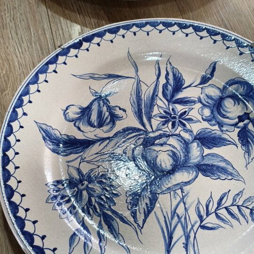 Decorative plates like new, pack of 2, handmade with artist signature
