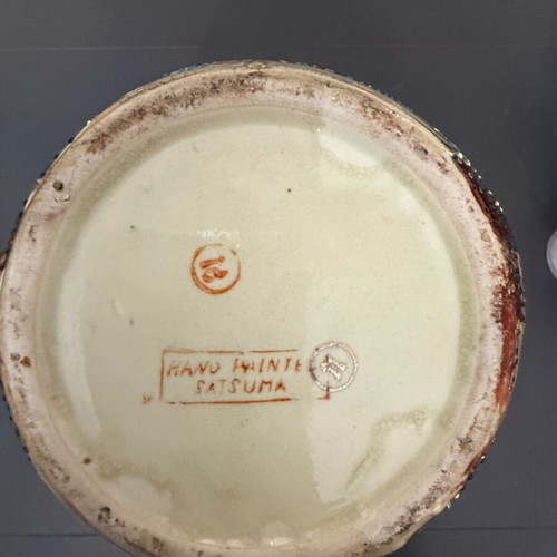 Satsuma vase with lid like new with handmade embossed painting
