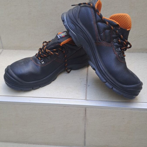 Cayenne safety shoes men's like new, black size 43
