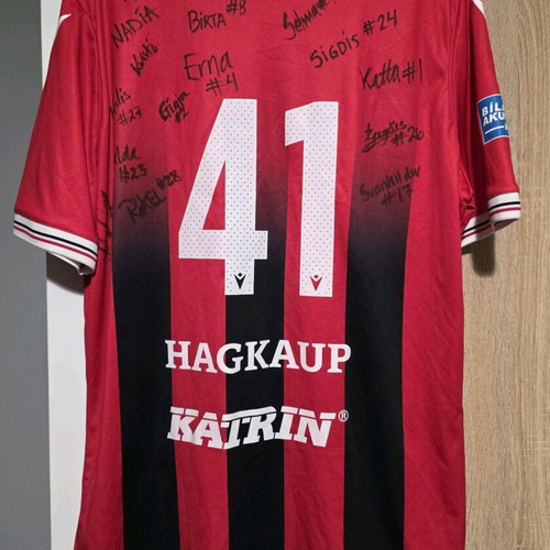 Þróttur Reykjavík jersey with autographs like new, unique