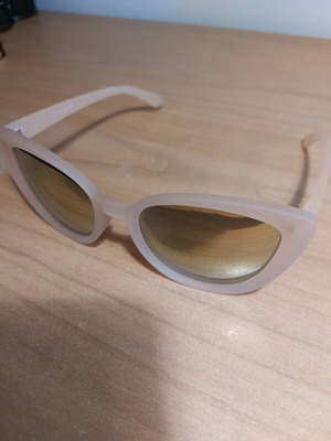 Sunglasses new with mirror effect and cat eye detail pink