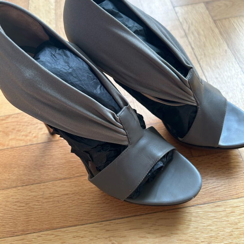 Fendi sandals like new, khaki, size 38