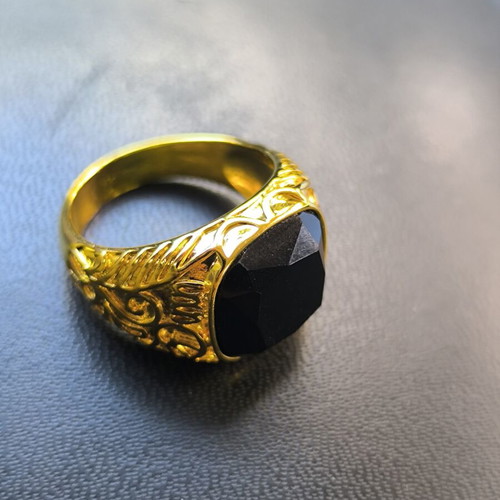 Signet ring gold with black stone vintage style
