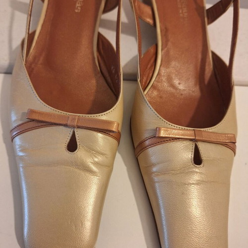 Vavoulas women's low slingback sandals gold with pink gold bow like new