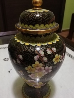 Vintage vase with lid black like new