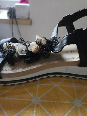 Black sandals with shells size 40 like new