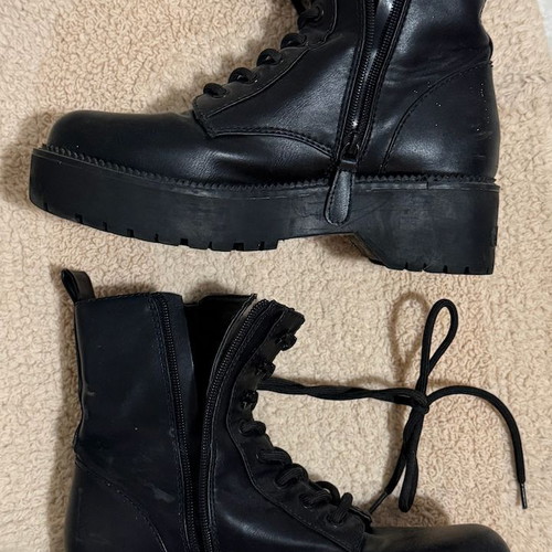 Guess black ankle boots used, size 39, with laces and platform