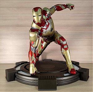 Μεγάλη Φιγούρα 30cm Iron Studios Iron Man 3 Mark 42 1/4 Scale Statue Avengers Premium Format με φωτιζόμενη βάση και μάτια