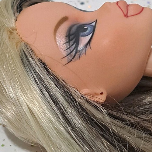 Bratz Play Sportz Skateboarding Cloe used, nude with flaws