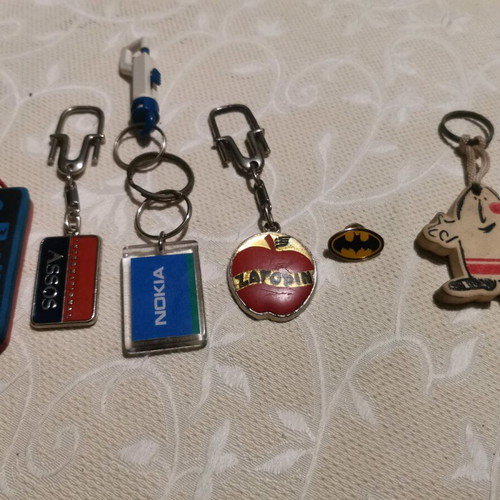 Collectible vintage keychains used, pack of 5 with Batman 1989 pin