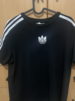T shirt Adidas μαύρο σαν καινούργιο με ανάγλυφο σήμα στο στήθος