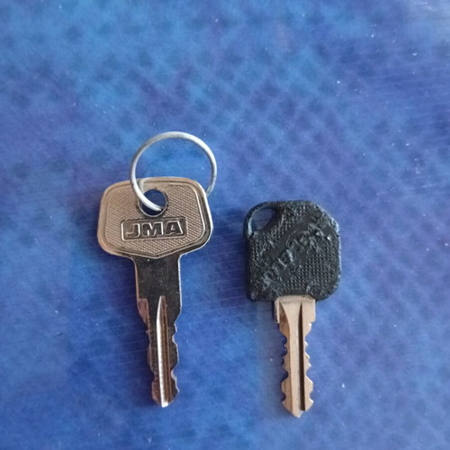 Pair of keys like new, silver color