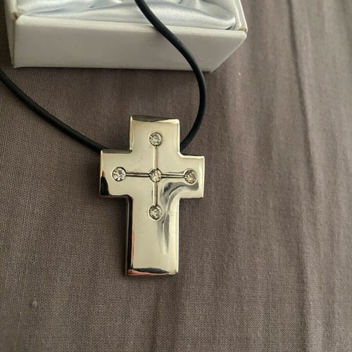 Cross pendant like new