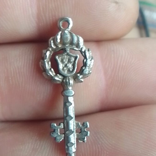 Decorative key pendant with crown like new, silver