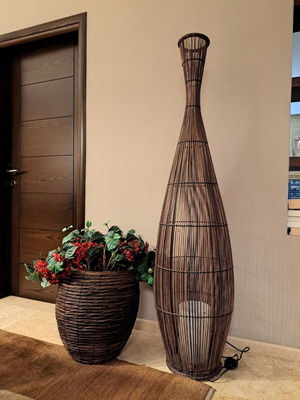 Decorative room set like new with wicker basket and floor lamp