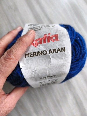 Katia Merino Aran yarn like new, blue