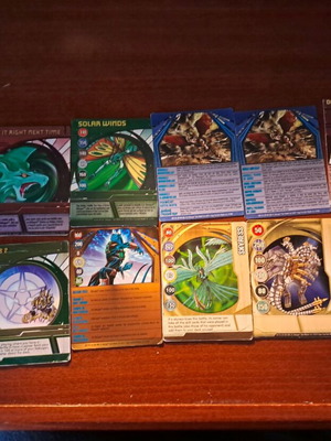 11 κάρτες bakugan . 9 μεταλικες και 3 χαρτινες ! μόνο11€