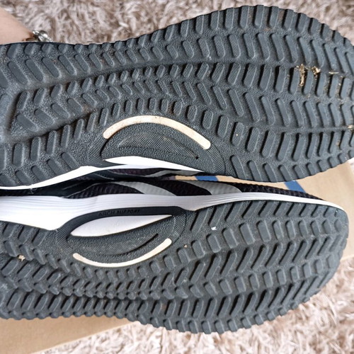 Reebok athletic shoes used, size 39, black with defect