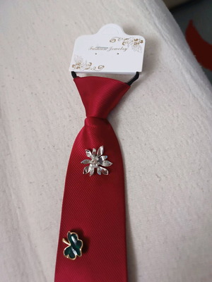 Women's tie accessory new, wine color with details