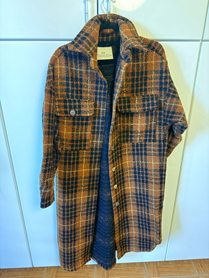Nidodileda coat like new, brown, missing one button