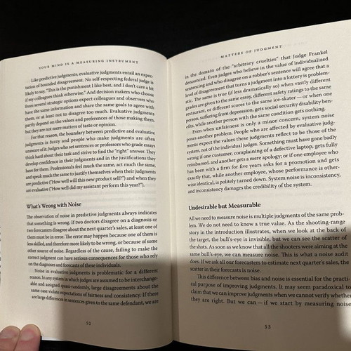 Noise: A Flaw in Human Judgment by Daniel Kahneman new, Greek language