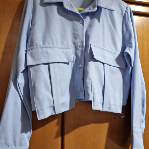 Blue crop shirt like new with large decorative pockets