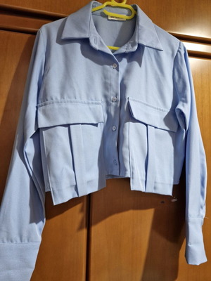 Blue crop shirt like new with large decorative pockets