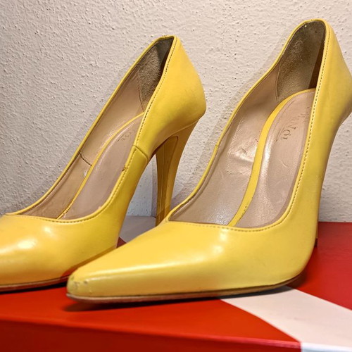 Yellow pumps used, size 37 with minor wear