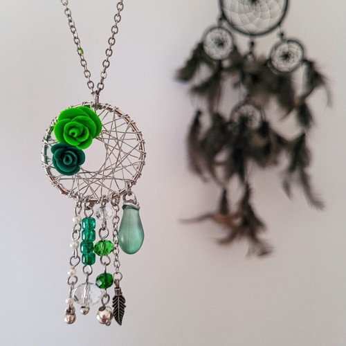 Dreamcatcher necklace like new with silver wire and green crystal beads