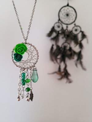 Dreamcatcher necklace like new with silver wire and green crystal beads