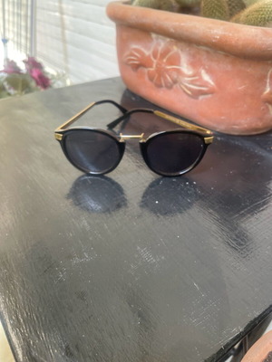 Original Vintage sunglasses in excellent condition, black