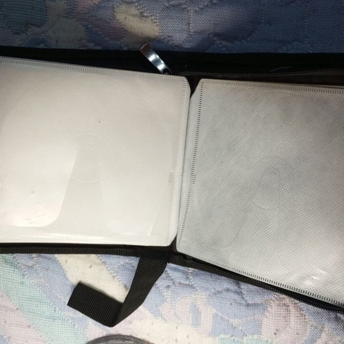 CD case like new with zipper for 40 CDs, elegant pouch