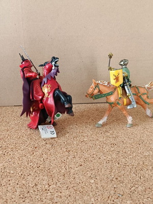 Collectible plastic knights set of 2 new