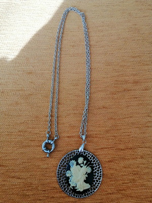 Italian cameo necklace like new