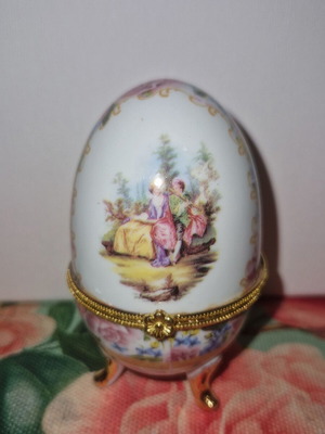 Limoge porcelain decorative egg like new, collectible