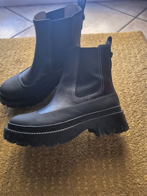 Coach women's ankle boot like new, size 38, black
