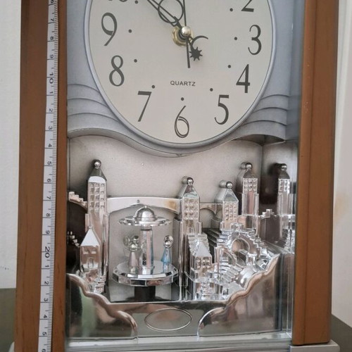 Quartz table clock used with decorative city scene