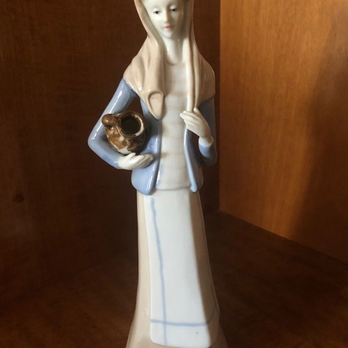 Porcelain decorative items used, height 25-27 cm