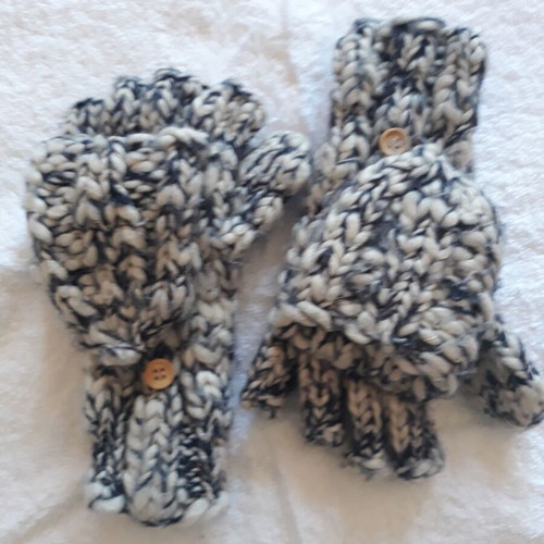 Knitted gloves used