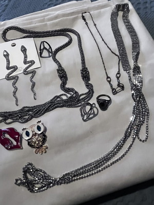 Jewelry set like new with silver ring, necklace, earrings, and pins